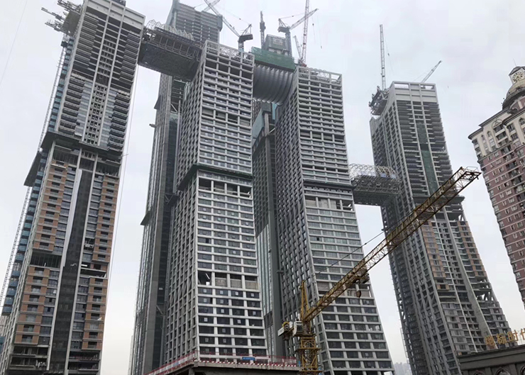 重慶來福士廣場景觀天橋結(jié)構(gòu)提升（提升重量3x900噸 ，提升高度203米）